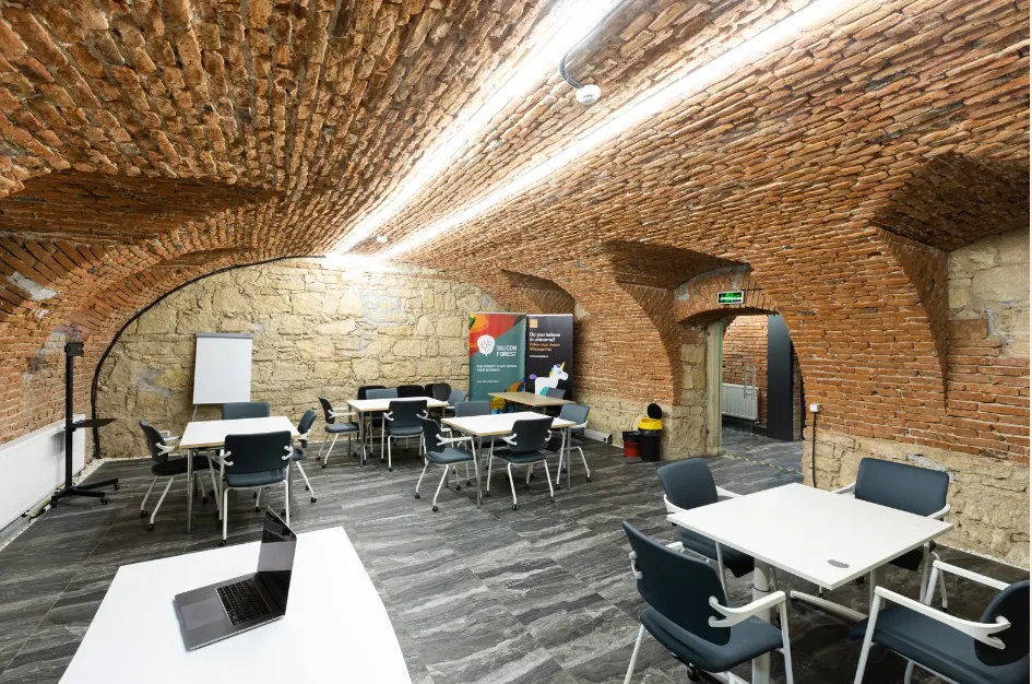 Sala de la subsolul Office Park Cluj, cu bolți și pereți din cărămidă
